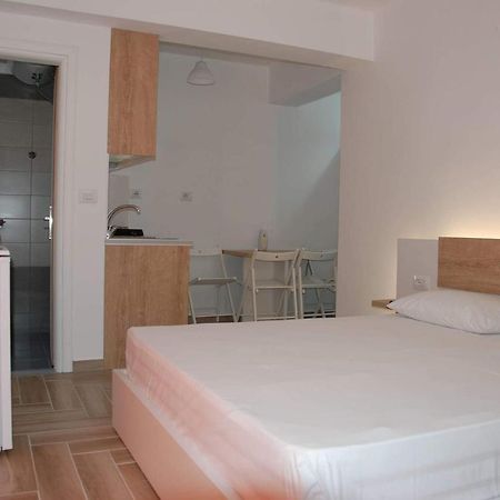 The Hill Apartment Sarande Bagian luar foto