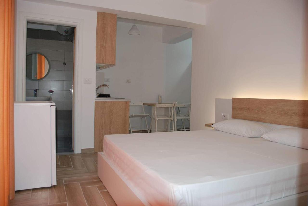 The Hill Apartment Sarande Bagian luar foto