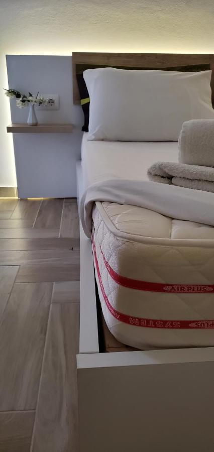 The Hill Apartment Sarande Bagian luar foto
