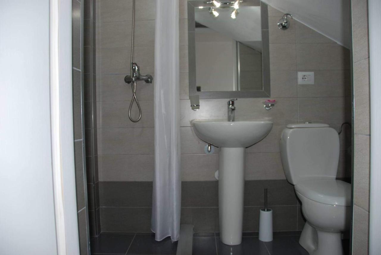 The Hill Apartment Sarande Bagian luar foto