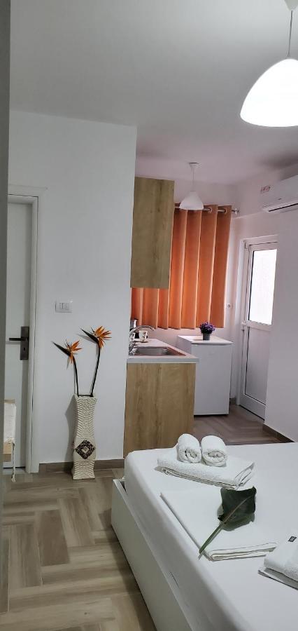 The Hill Apartment Sarande Bagian luar foto