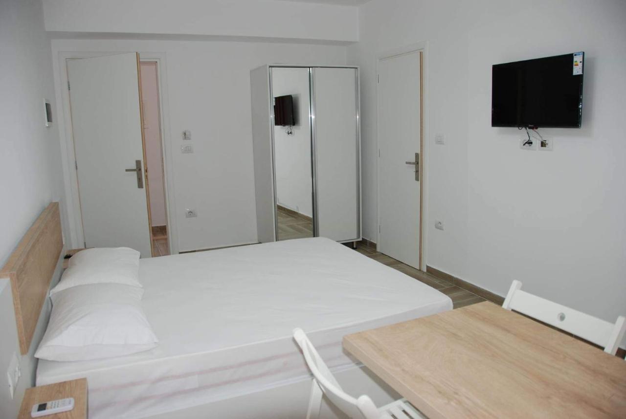 The Hill Apartment Sarande Bagian luar foto