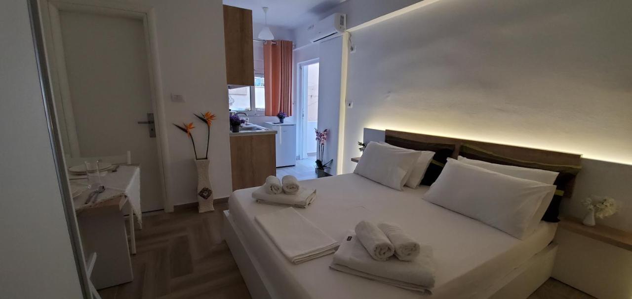 The Hill Apartment Sarande Bagian luar foto