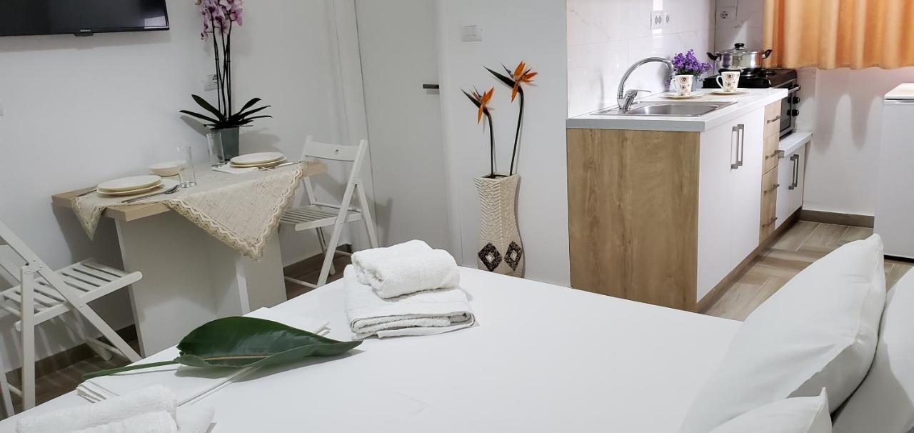 The Hill Apartment Sarande Bagian luar foto